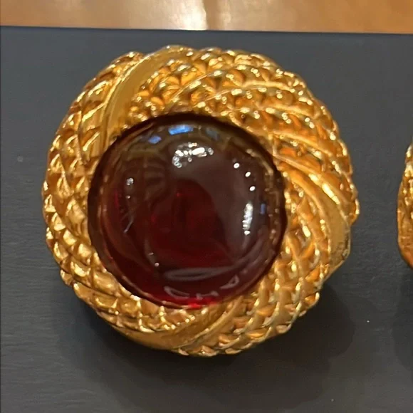 Vintage authentic Chanel red Gripoix glass cabochon gold plated clip on earrings - Picture 14 of 15